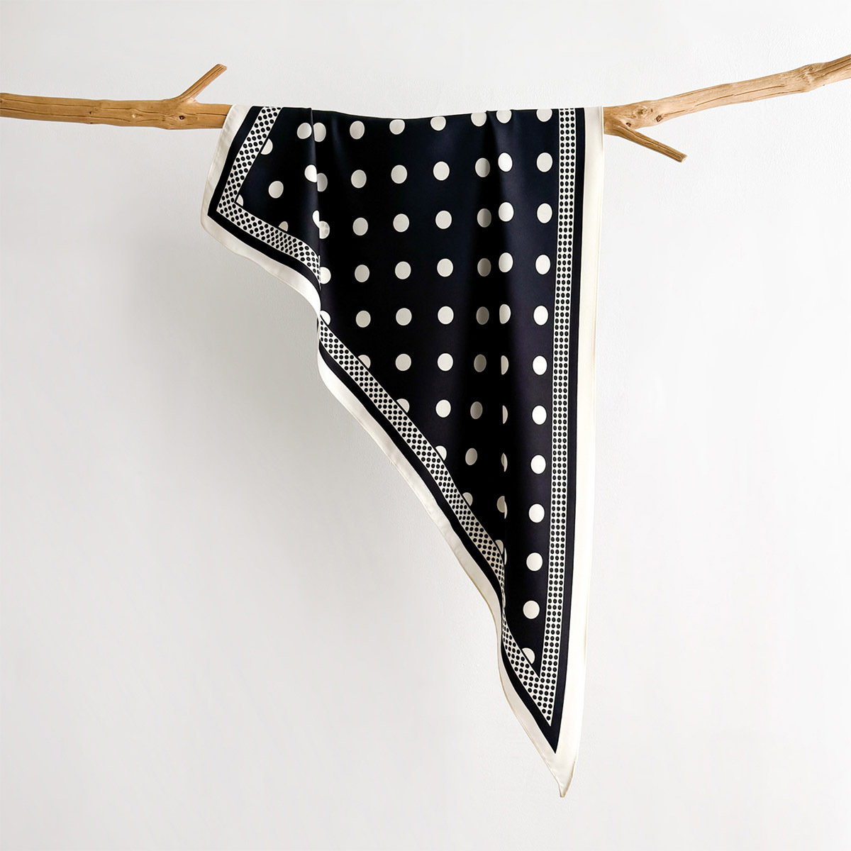 Pañuelo Triangular de Seda de  - Ascot Neck Scarf reseña y precio