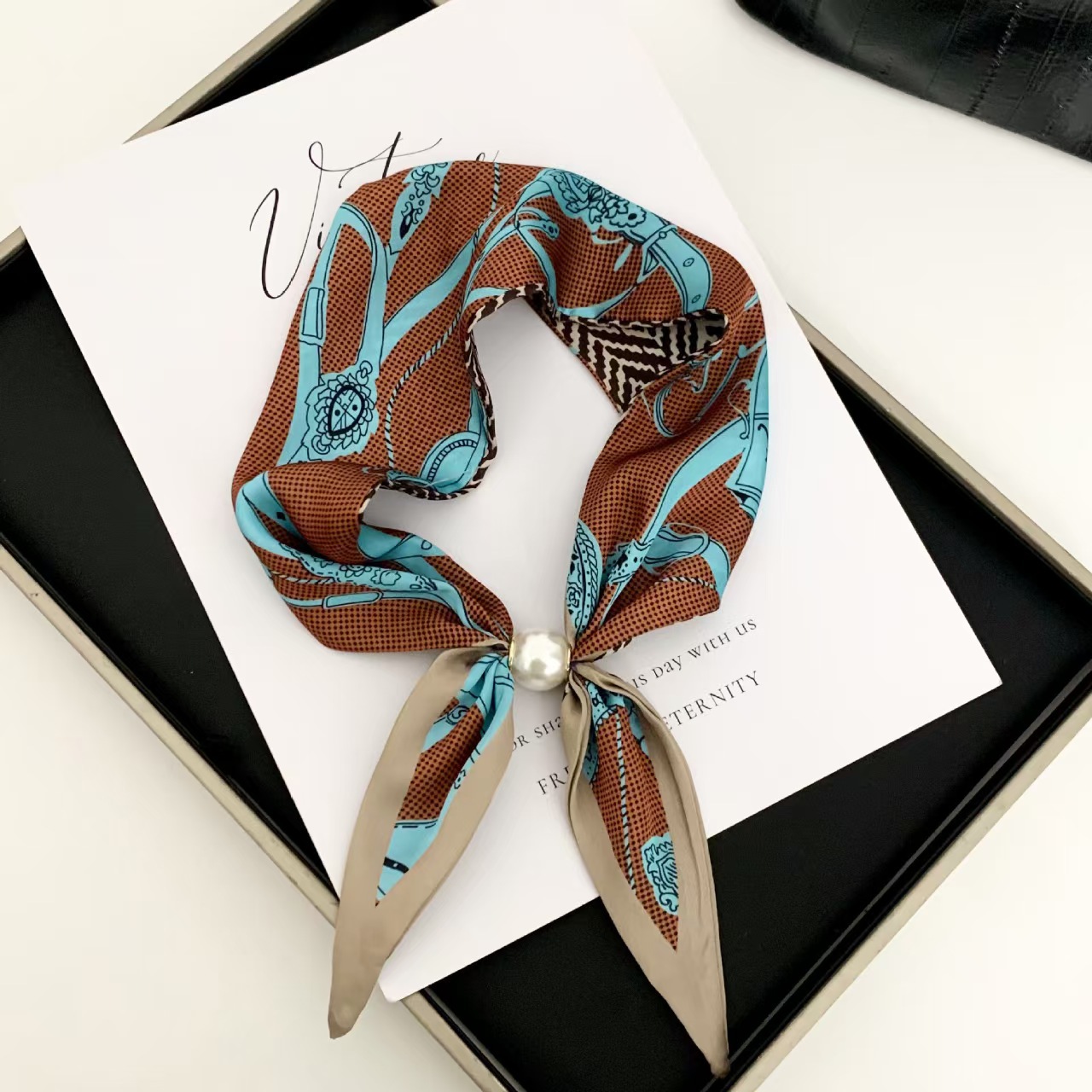 Pañuelo Magnético con Perlas,  - Ascot Neck Scarf reseña y precio